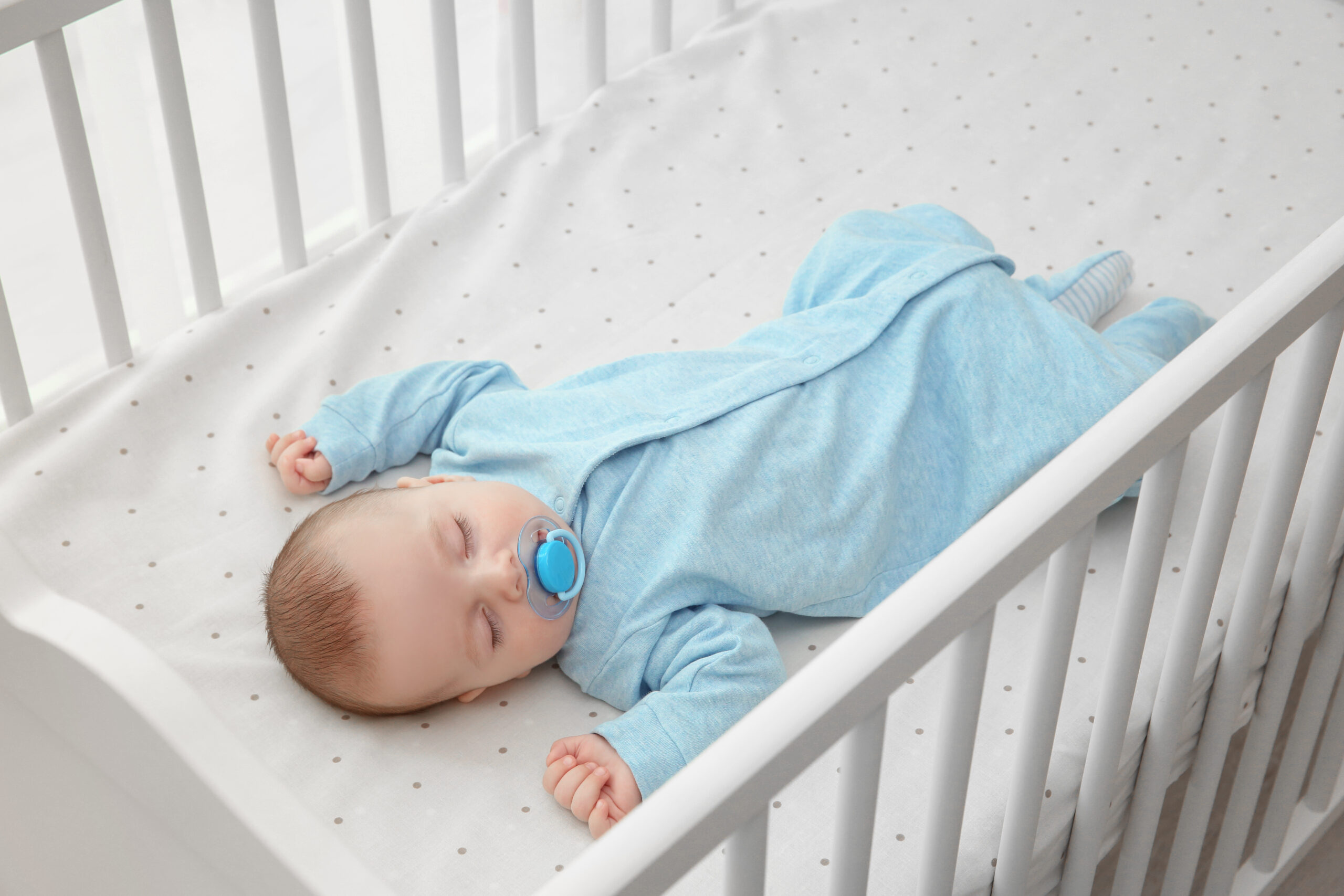 bebelusul doarme in patut